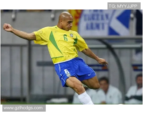 聚焦足坛巨星手指瞬间展现力量与荣耀的独特艺术瞬间